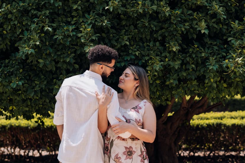 Casal assistindo pôr-do-sol